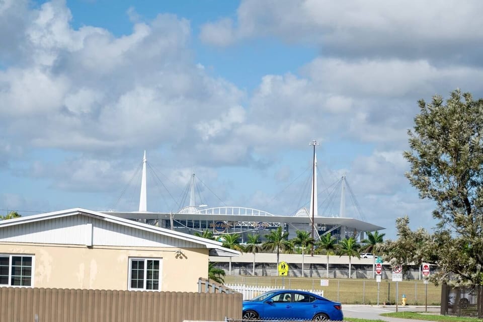 15 Minute walk to Hard Rock Stadium