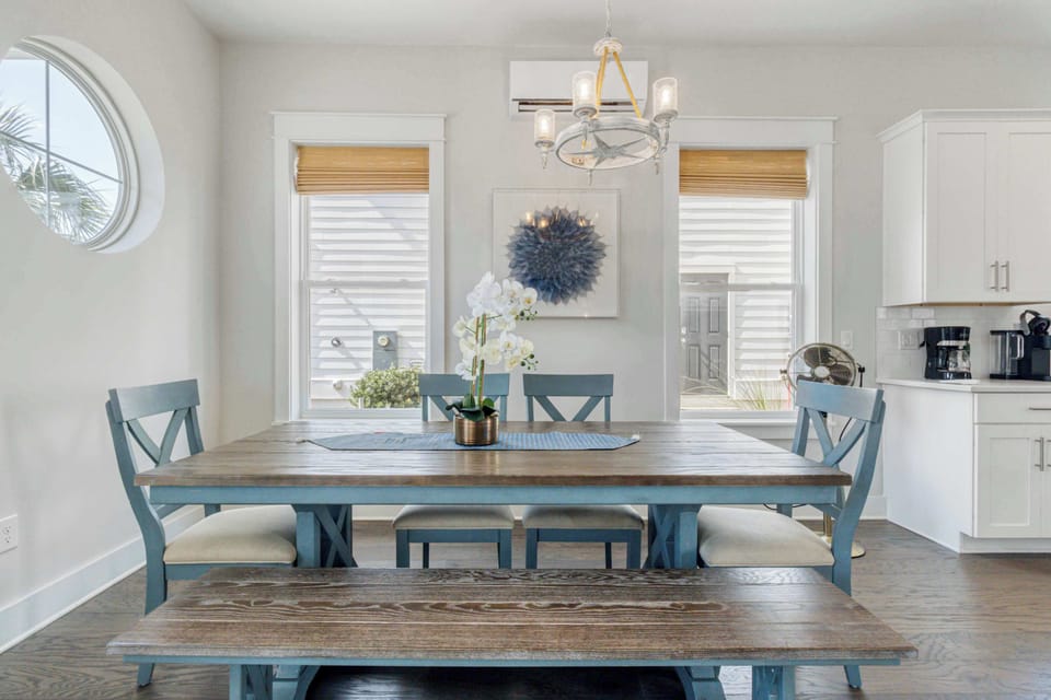 Dining area: Main floor, seating for 6, barstools at kitchen island
