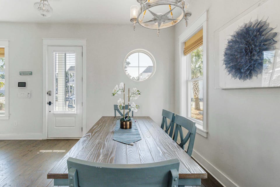 Dining area: Main floor, seating for 6, barstools at kitchen island