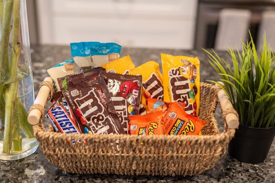 Please feel free to enjoy our complimentary sweets and snacks!