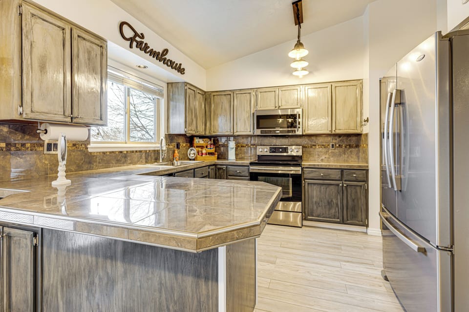 Kitchen | Main Level | Keurig Coffee Maker | Dishwasher | Cooking Basics