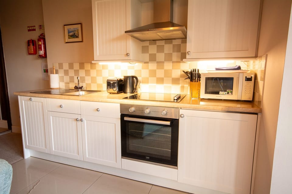 rhoscolyn-headland-holiday-cottage-sea-view-kitchen