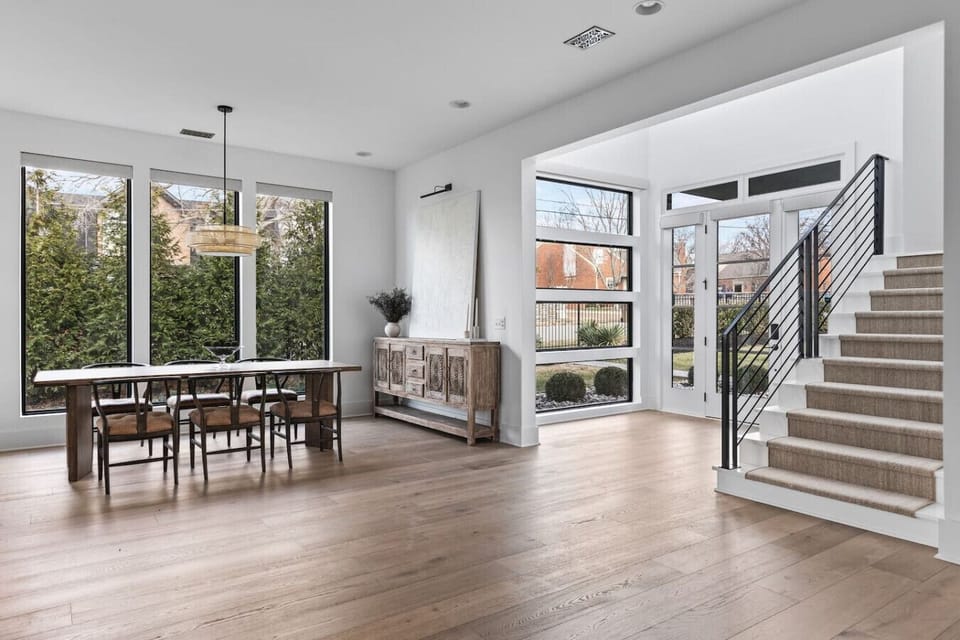 Spacious dining room with lots of natural light and a dining tabel that seats 6.