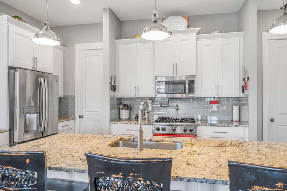 Stunning kitchen! Granite & stainless steel appliances.