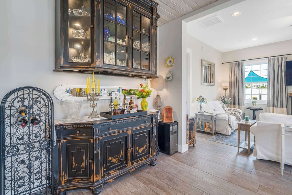 Unique bar area! Perfect for entertaining guests.
