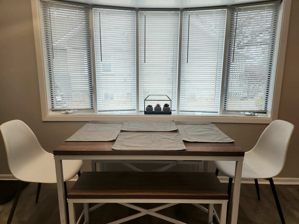 Full size eat-in kitchen and dining area