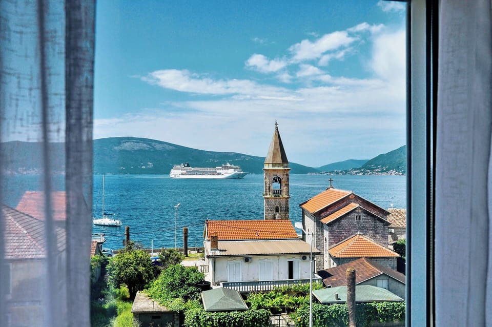 Best Sea View 2BR fully equipped, FAST Internet, Close to Beach, Store, Porto