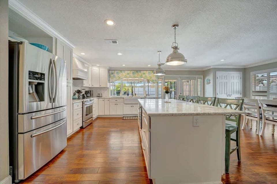 Spacious, sunny, and ready for your next vacation feast. Who's hungry?