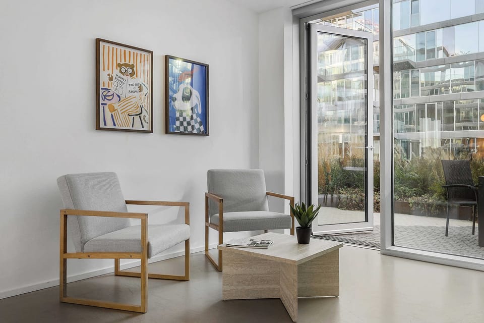 Cozy-corner in the living room. Perfect spot to read a book or share a coffee with your travel-partner.