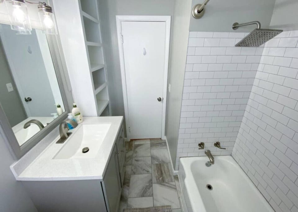 Full Bathroom 2 - Shower/Tub
