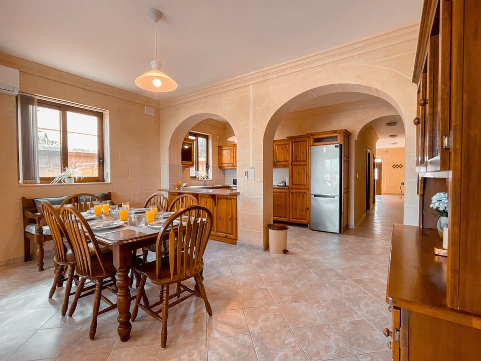 Kitchen and Dining Area (4)