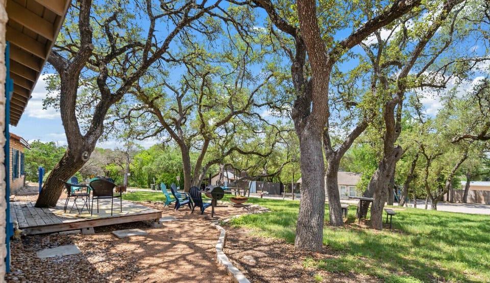 Nature’s living room: shady trees, comfy chairs, and a grill for your BBQ dreams!