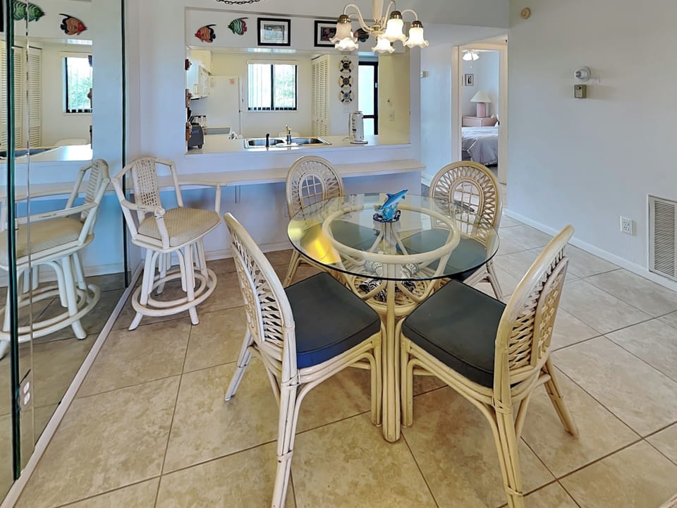 Dining Area - Seating for Six with Breakfast Bar