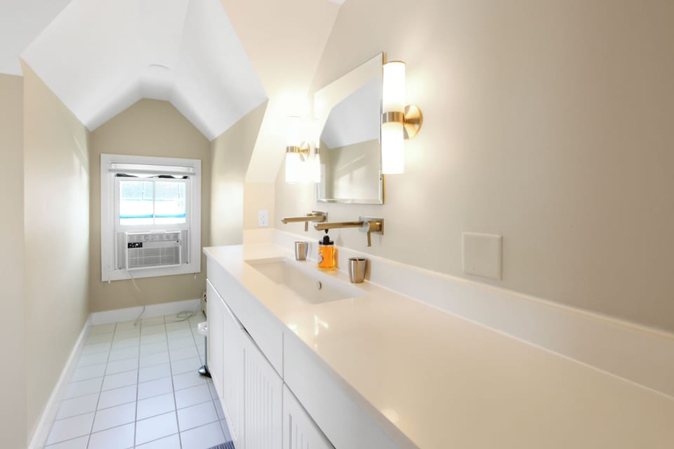 Bathroom Top Floor 2