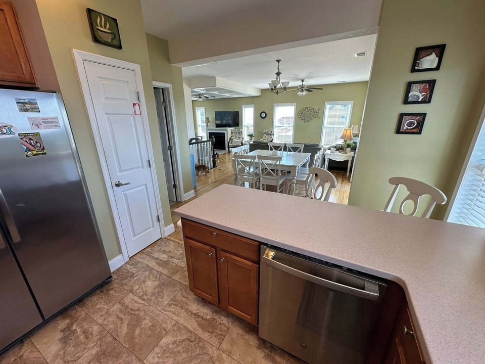 Kitchen/Dining, 4th Floor