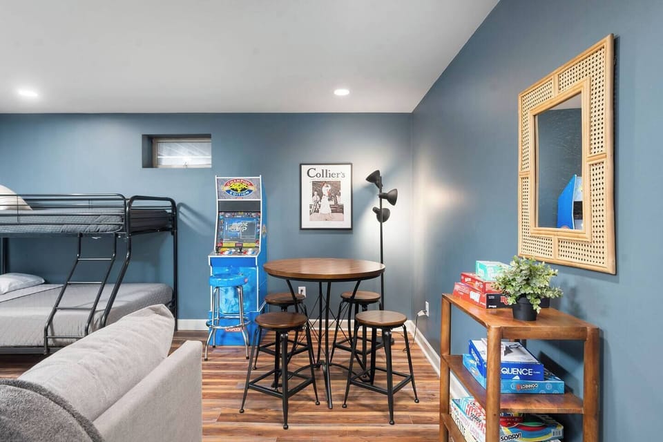 Nelly's Chalet // Family Game/ Bedroom with 2 bunk beds 