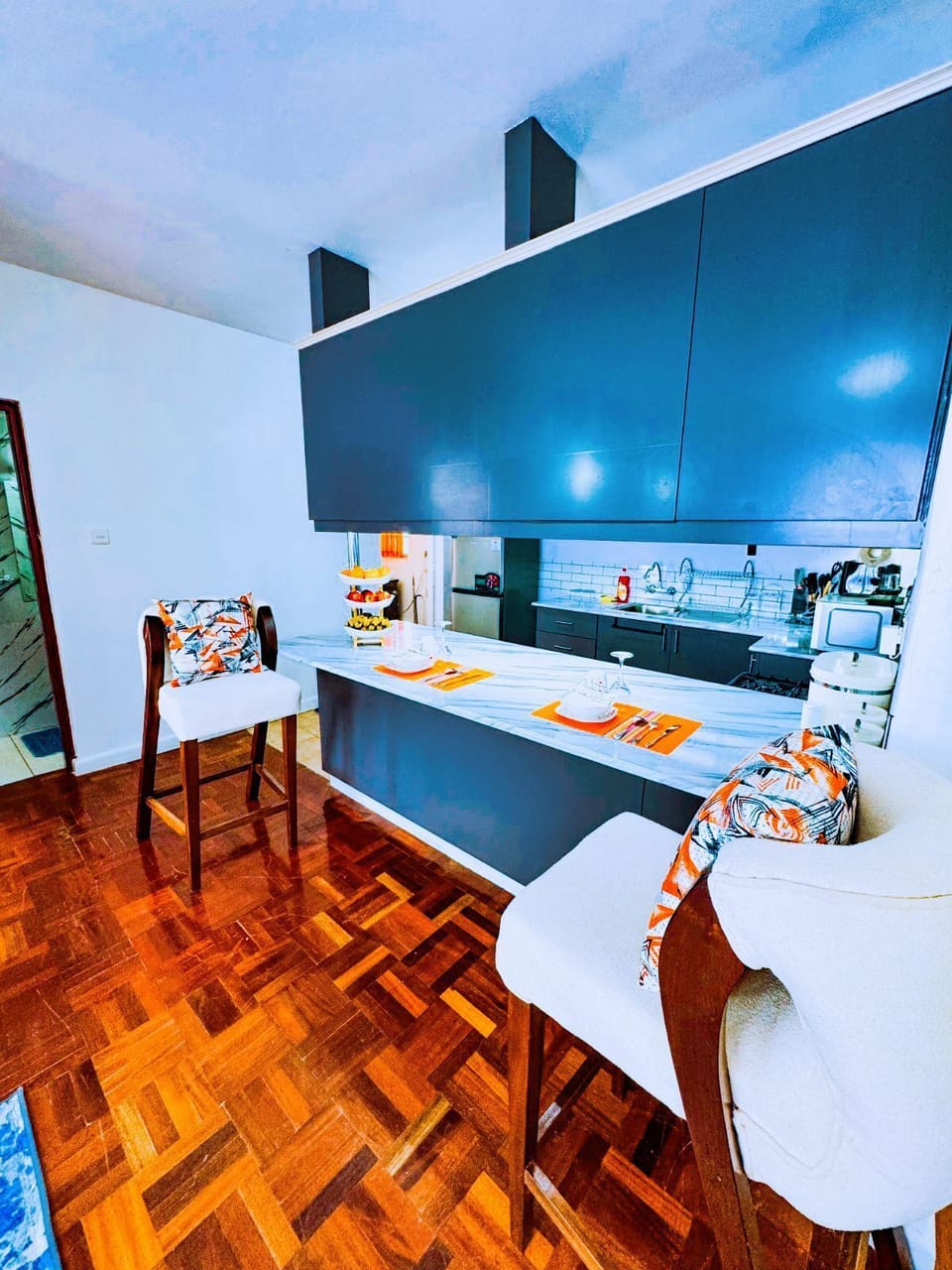 Chef’s kitchen with Nespresso bar, gas stove, and stocked pantry (free coffee tea – cook or caffeina