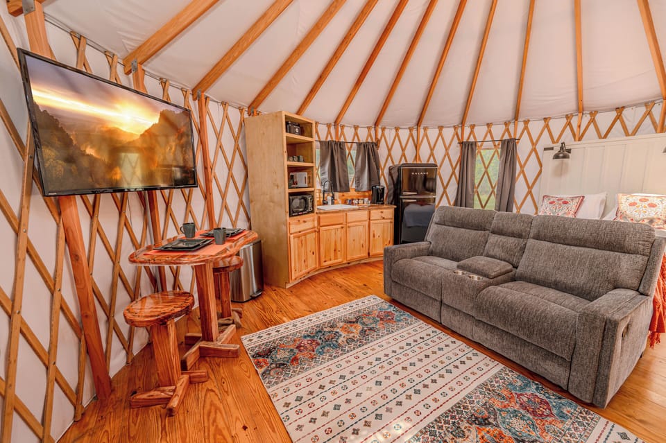 This cozy yurt is PERFECT for a Couples/Friends getaway to Bandera!