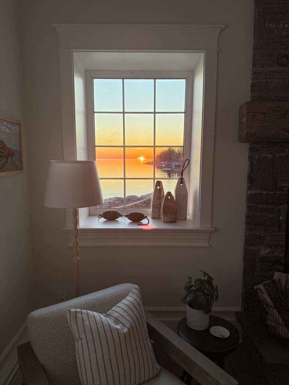 So serene watching the sun rise out of the ocean. It's like being in a painting.