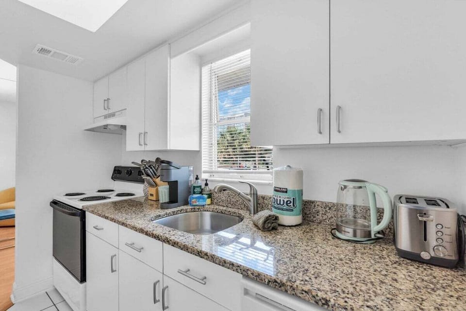 Full kitchen plus a dishwasher so someone else can wash the dishes while you are on vacation. Each stays comes with fresh paper towels, soaps, wash clothes and garbage bags. You don't need anything.
