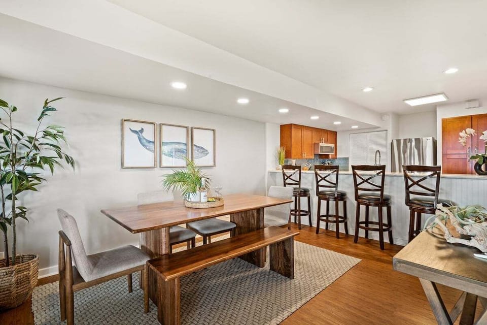 Open dining area with stylish furnishings and tropical décor, ideal for family meals or entertaining guests.