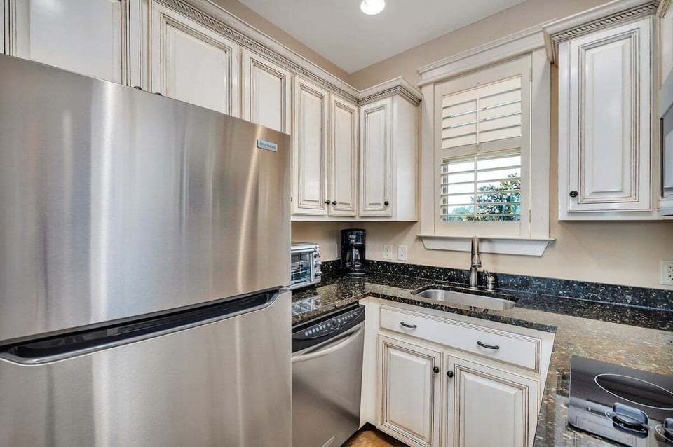 Sea Gate #308 - Modern Kitchenette with Full Size Fridge