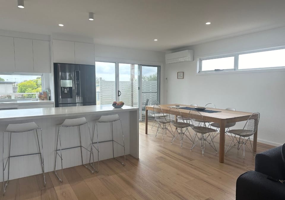 Open plan kitchen and dining area