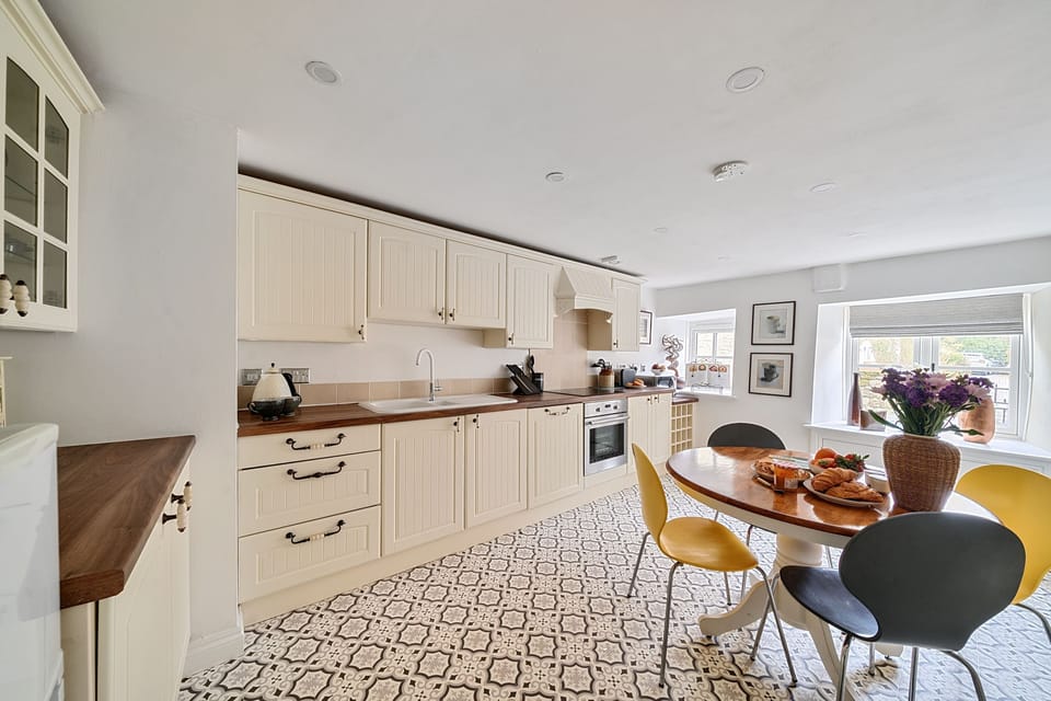 Bakers Cottage, Shaftesbury: The kitchen is well-equipped for preparing delicious meals