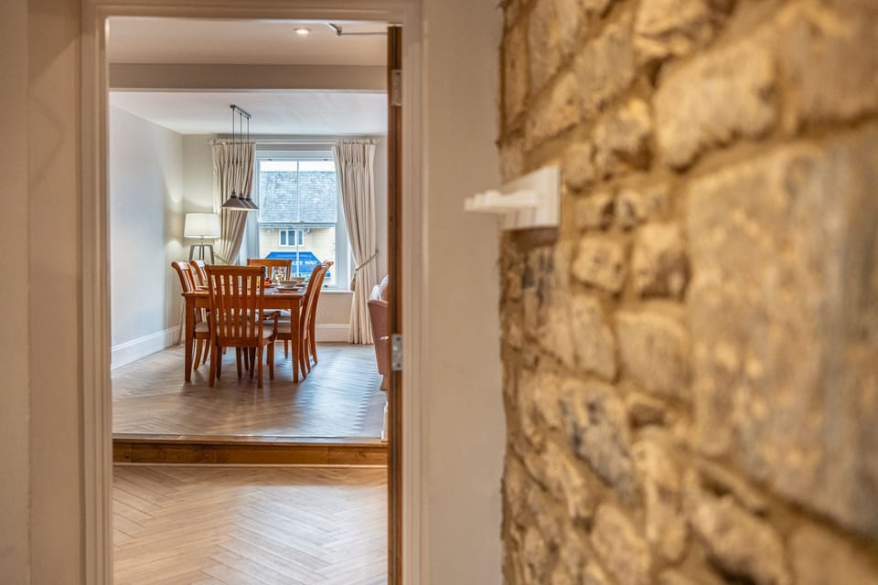 Piggy in the Middle Dining Area - StayCotswold