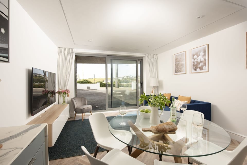 Alternate view of dining area, TV, sofa and outside area - 2 Oasis Sands