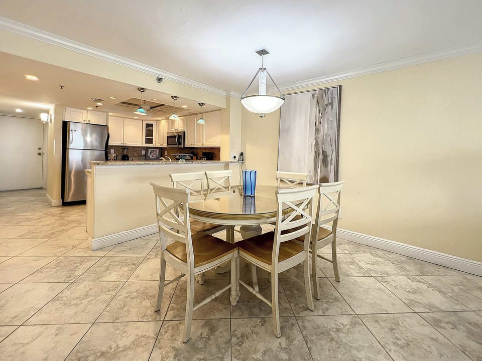 An open floor concept that brings everyone together – the perfect flow between dining and kitchen spaces for shared moments.