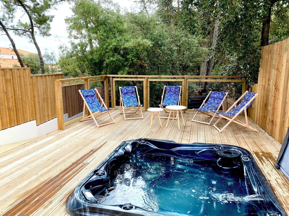 Outdoor spa tub