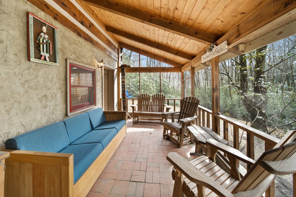 Lower Screened Patio with Seating