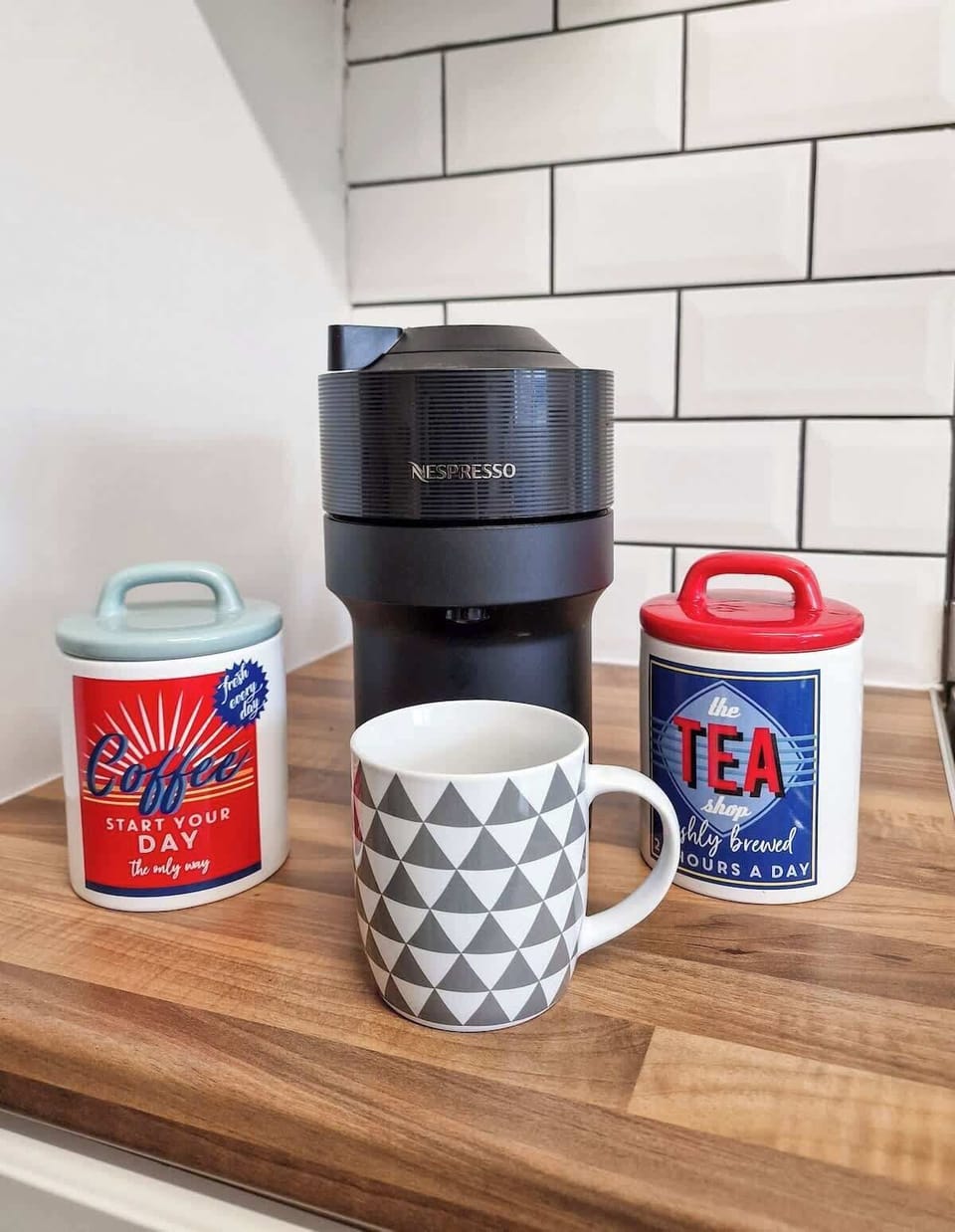 Coffee machine with complementary teas and coffee 