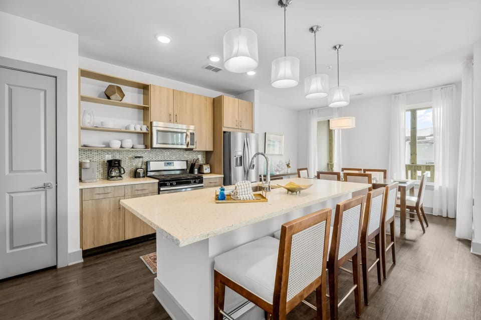 Kitchen with Breakfast Bar