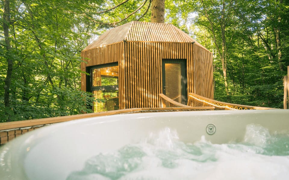 Outdoor spa tub