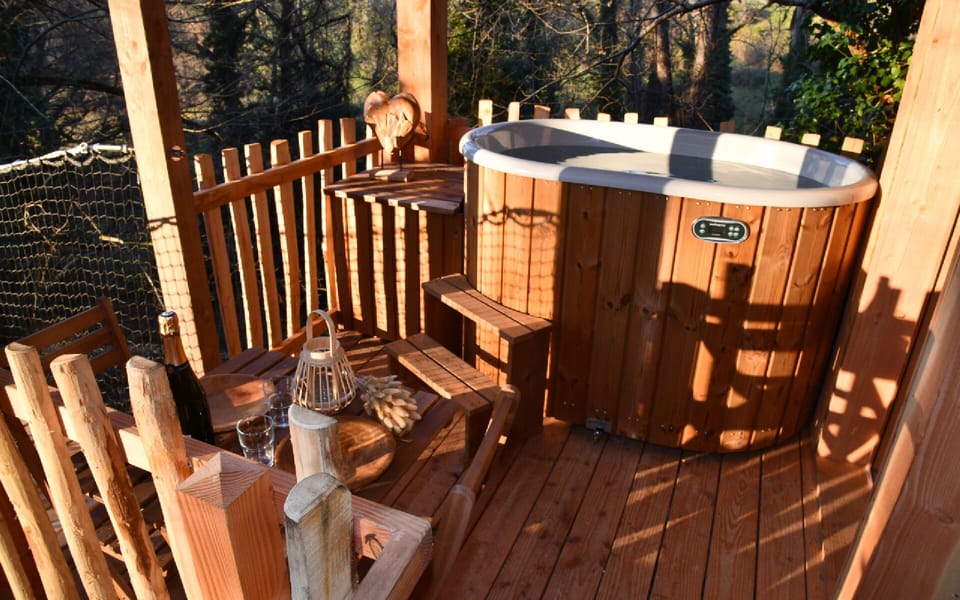 Outdoor spa tub