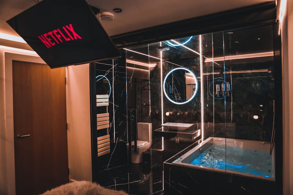 Hot Tub / whirlpool bath (Indoor)