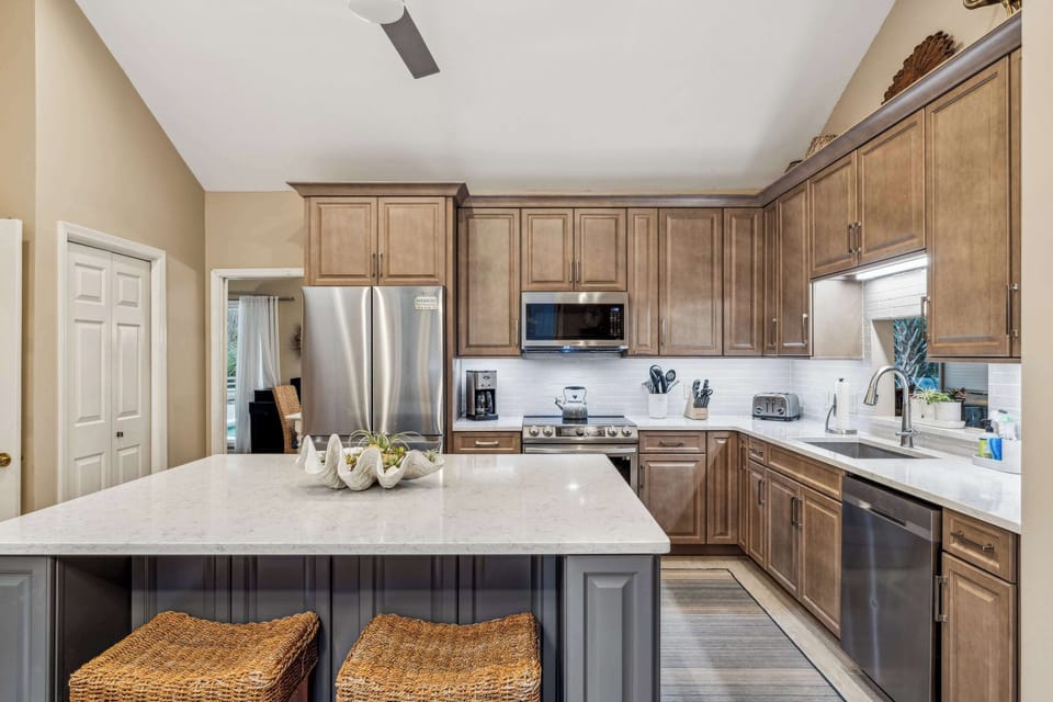 Fully equipped kitchen with additional dining table 