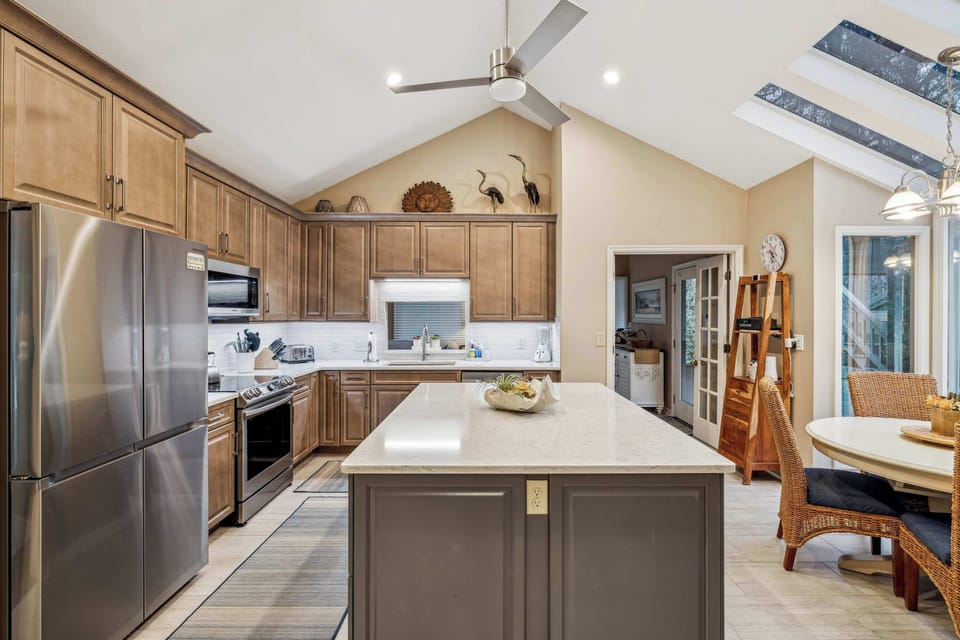 Fully equipped kitchen with additional dining table 
