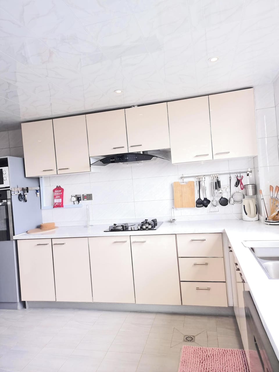 The fully equipped kitchen is light and spacious too