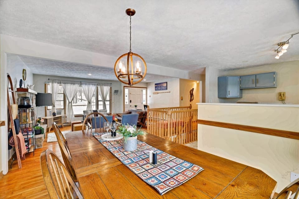 ★☆LAKEFRONT HOME☆★Dining- Whether dining, relaxing, or cooking, family members can enjoy different activities while still being connected in the open space on the main level. You can truly maximize family time when spending your vacation at the Lakef