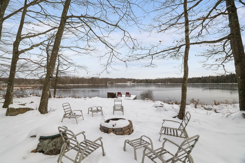 ★☆LAKEFRONT HOME☆★ Create last memories at lakeside in the Poconos!  Unwind by the serene waters, enjoy family fun, and experience the beauty of nature.