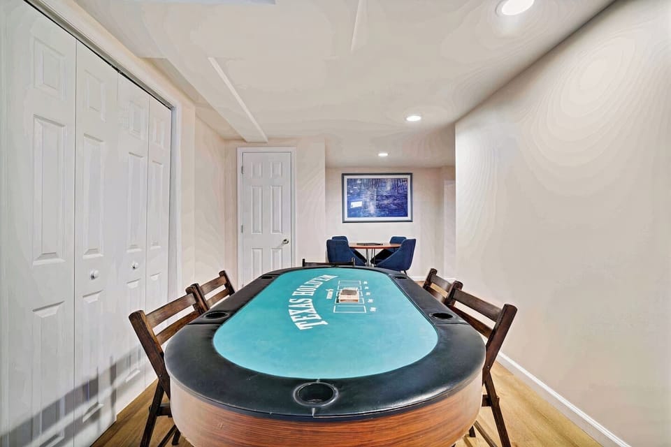 ★☆LAKEFRONT HOME☆★Game Room- Enjoy a night at the poker table while keeping an eye on the kids in the nearby play area. This setup offers the perfect balance of fun and supervision for families seeking both relaxation and recreation.