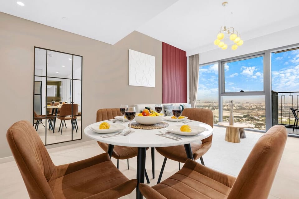 Dining Room: Savor meals with stunning views and stylish decor, perfect for unforgettable gatherings!