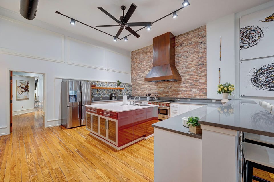 Kitchen w. ADJ door open