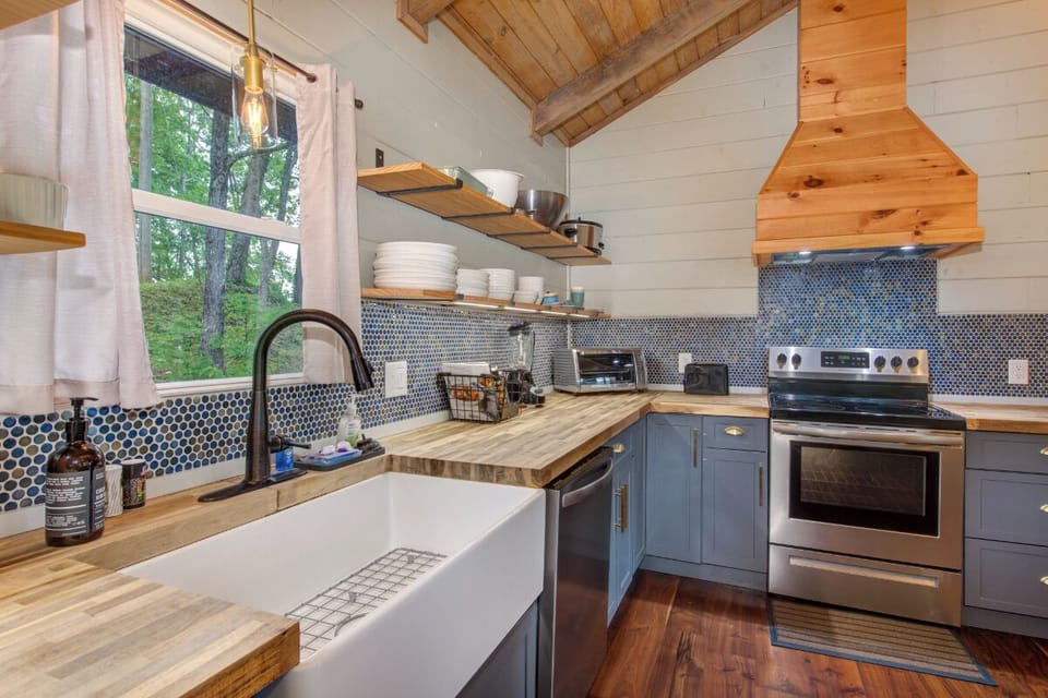 Hatcher Top Hideout's fully-equipped kitchen