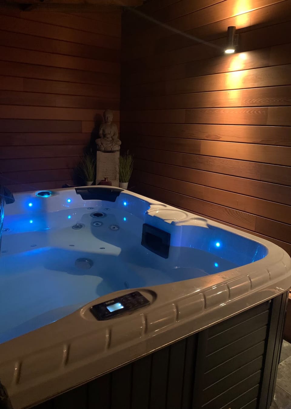 Indoor spa tub