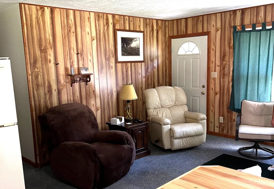 Livingroom with TV, WIFI and plenty of space to stretch out.
