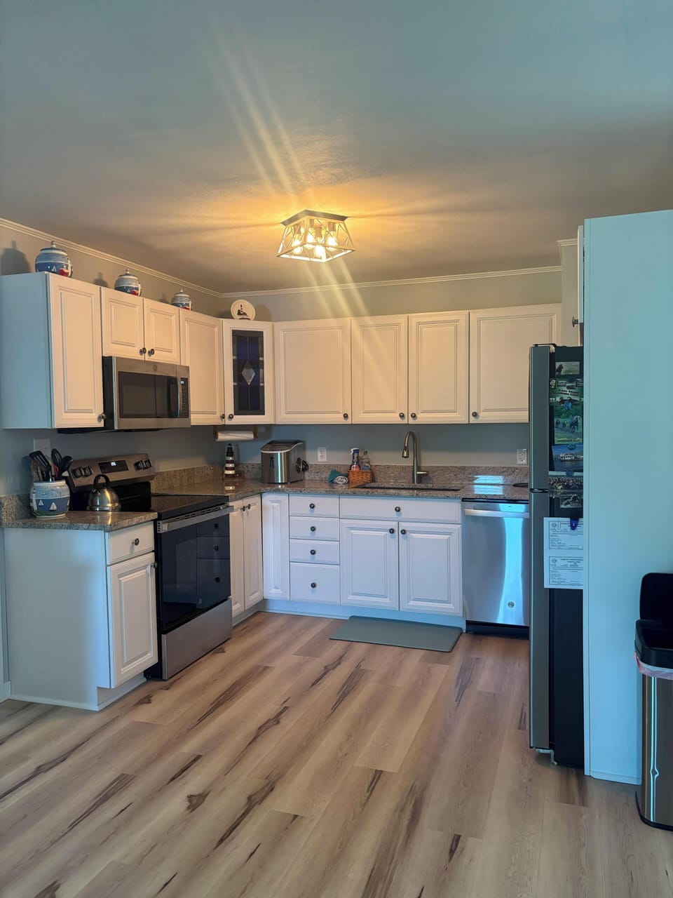 Full size kitchen, incl. cooking/baking basics, new SS appliances, ice maker!